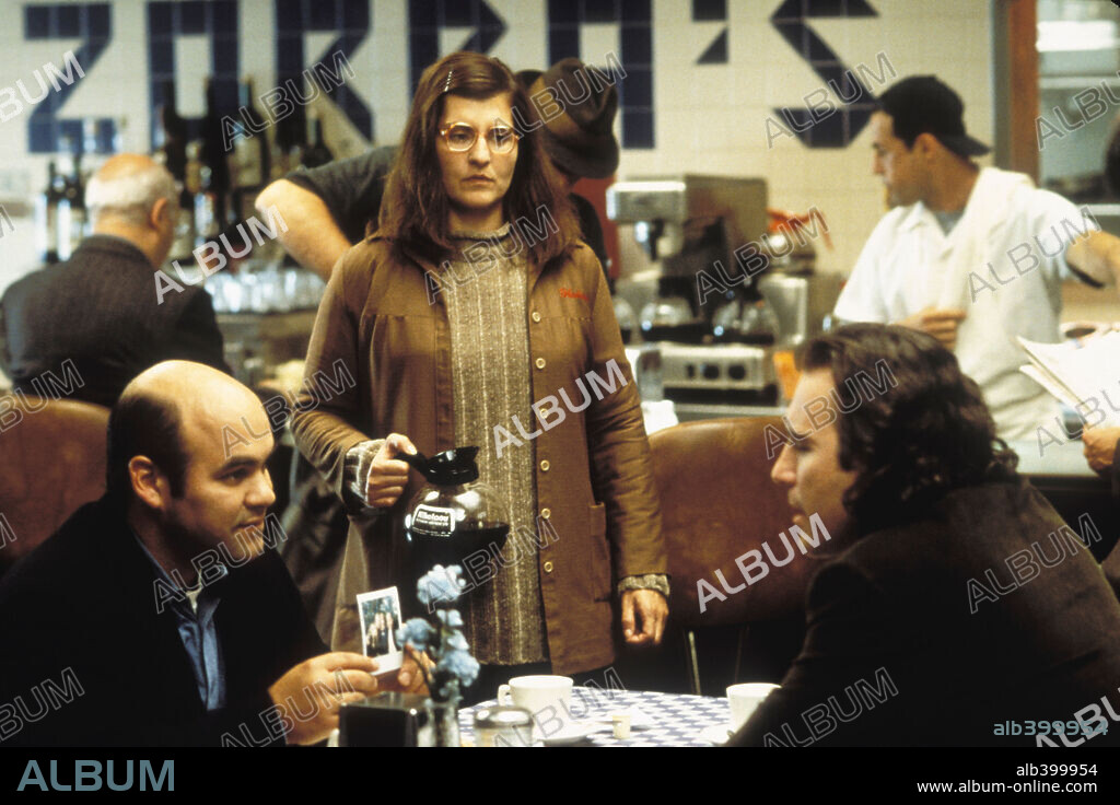 JOHN CORBETT and NIA VARDALOS in MY BIG FAT GREEK WEDDING, 2002, directed by JOEL ZWICK. Copyright IFC FILMS.