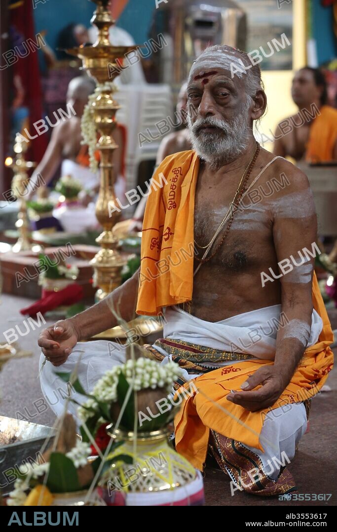 Sri Vadapathira Kaliamman hindu temple. Hindu Brahmin priest. Album alb3553617