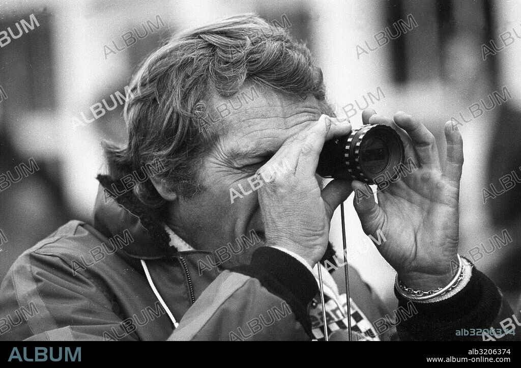 STEVE MCQUEEN en STEVE MCQUEEN: THE MAN & LE MANS, 2015, dirigida por GABRIEL CLARKE y JOHN MCKENNA. Copyright KARMA FILMS.