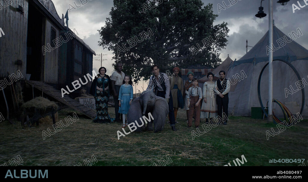 COLIN FARRELL, DEOBIA OPAREI, FINLEY HOBBINS, MIGUEL MUÑOZ, NICO PARKER, RAGEVAN VASAN, ROSHAN SETH, SHARON ROONEY and ZENAIDA ALCALDE in DUMBO, 2019, directed by TIM BURTON. Copyright TIM BURTON PRODUCTIONS/WALT DISNEY PICTURES.