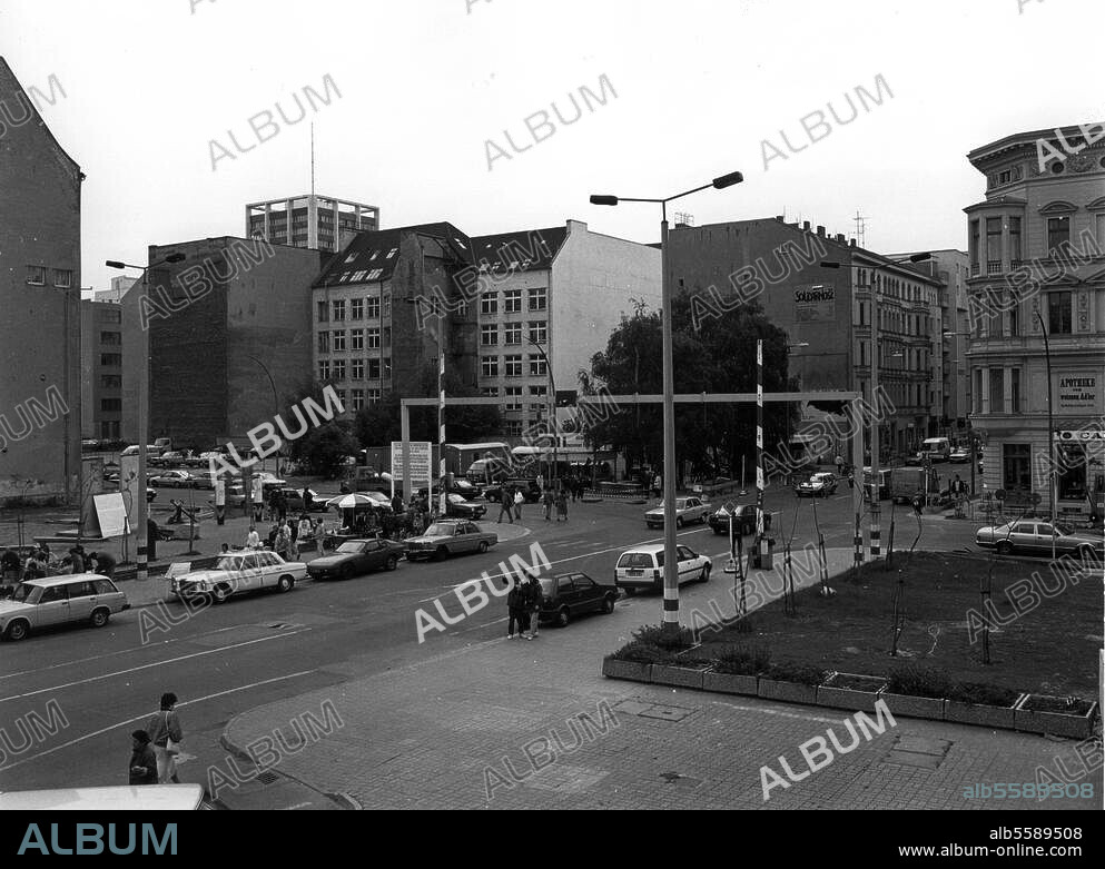 Berlin, Berlin Wall. View of the former border crossing Checkpoint Charlie at the corner of Friedrichstrasse and Zimmerstrasse. Photo, 16 May 1991.