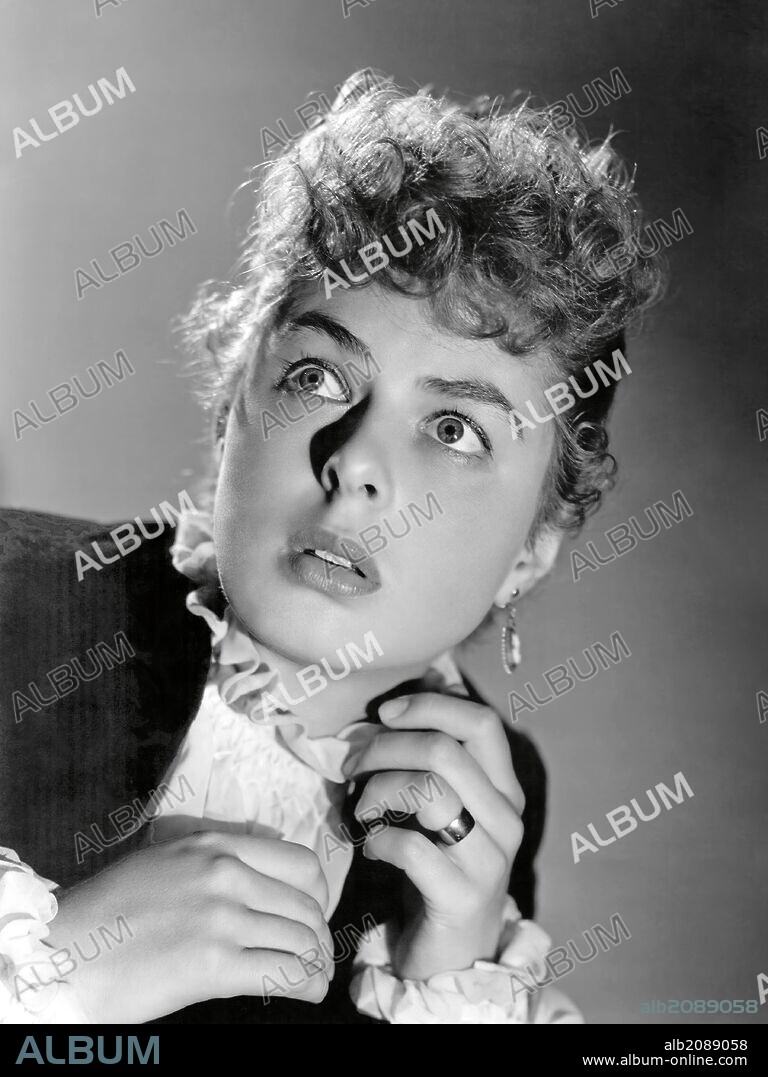 INGRID BERGMAN in GASLIGHT, 1944, directed by GEORGE CUKOR. Copyright M.G.M.