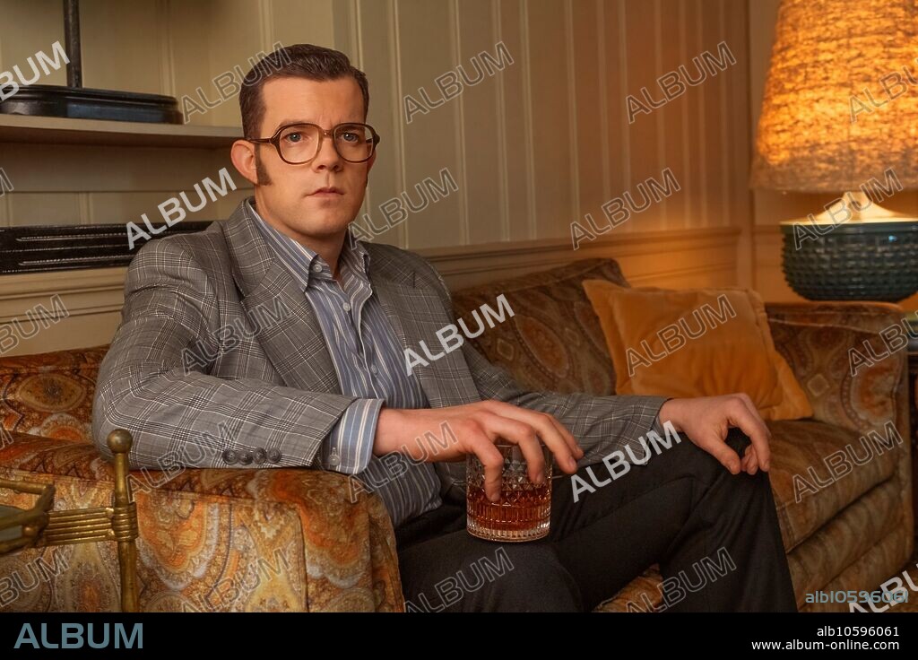 RUSSELL TOVEY in FEUD, 2024, directed by RYAN MURPHY. Copyright FOX 21 STUDIOS/PLAN B ENT/RYAN MURPHY PROD. Season 2.