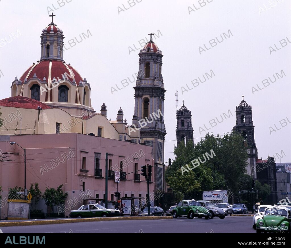 Mexico.Mexico D.F. .Iglesia de San Antonio.Inclinación producida por los seismos.