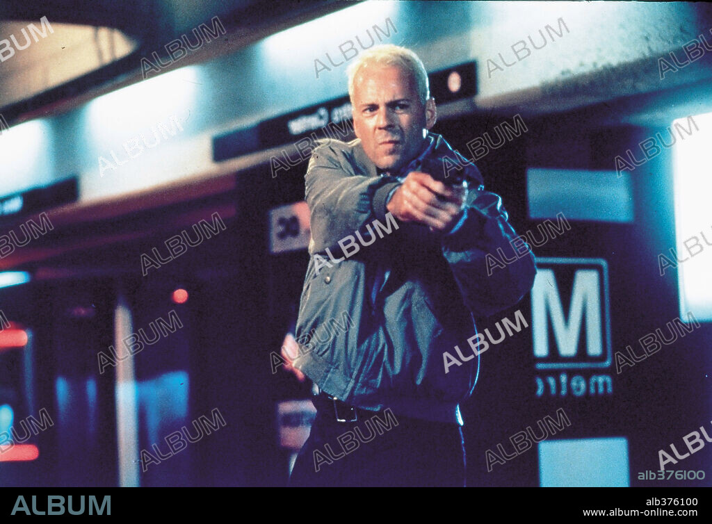 BRUCE WILLIS in THE JACKAL, 1997, directed by MICHAEL CATON-JONES. Copyright UNIVERSAL PICTURES / REED, ELI.