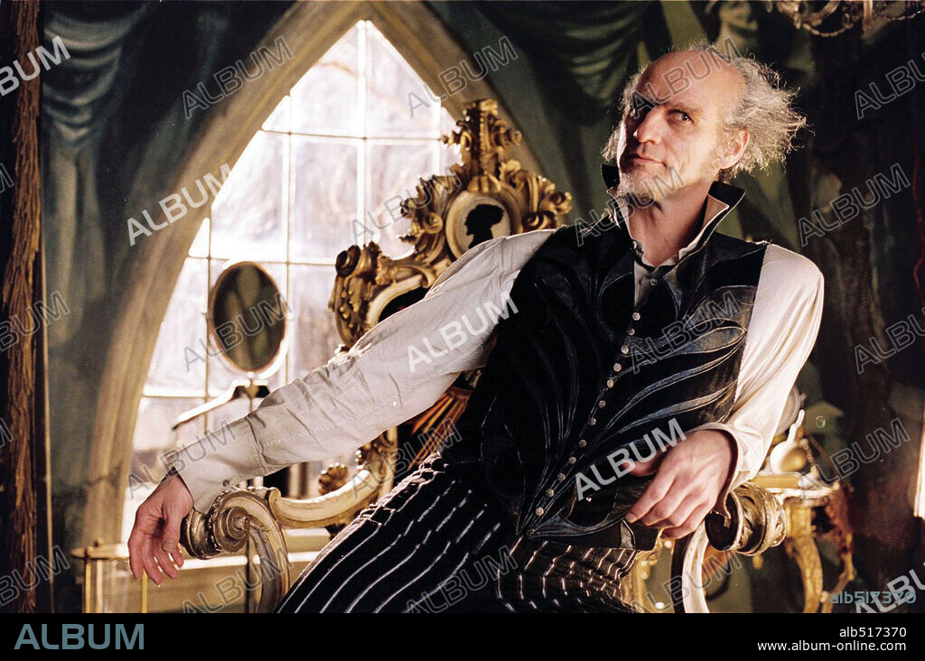 JIM CARREY in LEMONY SNICKET'S A SERIES OF UNFORTUNATE EVENTS, 2004, directed by BRAD SILBERLING. Copyright PARAMOUNT PICTURES.