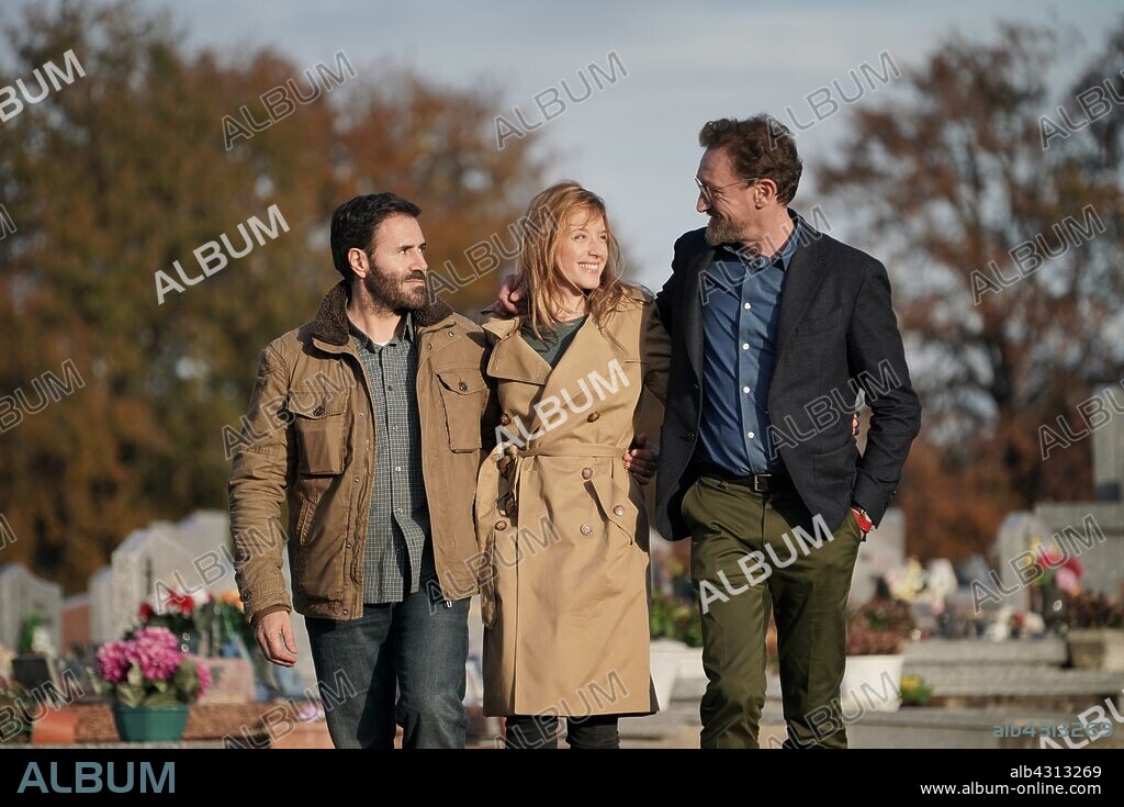 JEAN-PAUL ROUVE, JOSE GARCIA and LUDIVINE SAGNIER in LOLA ET SES FRÈRES, 2018, directed by JEAN-PAUL ROUVE. Copyright Nolita Cinema / Les Films du Monsieur / OCS / TF1 Films Prod.