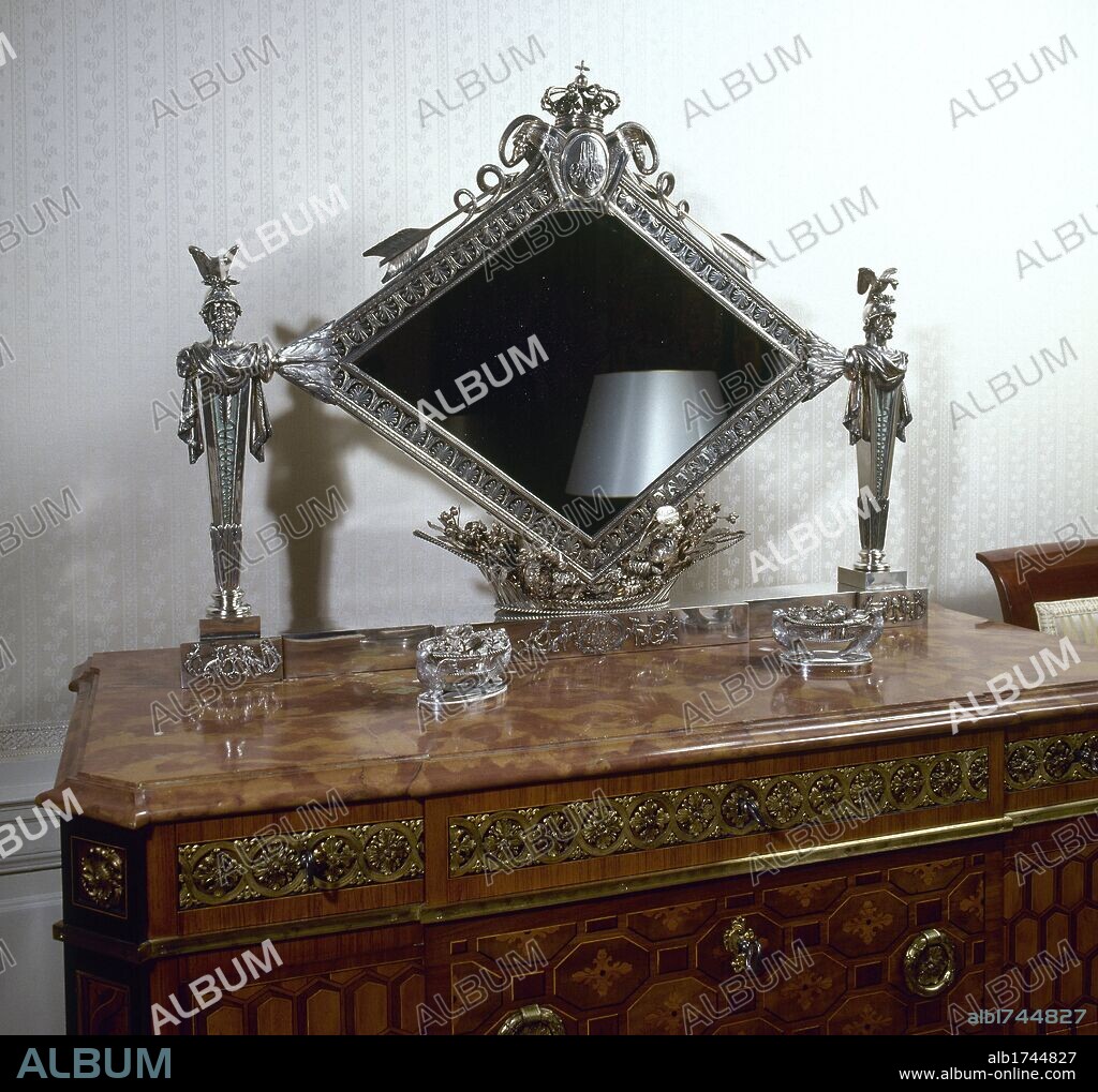 Dressing table with mirror in carved wood, for bedrooms | IDFdesign