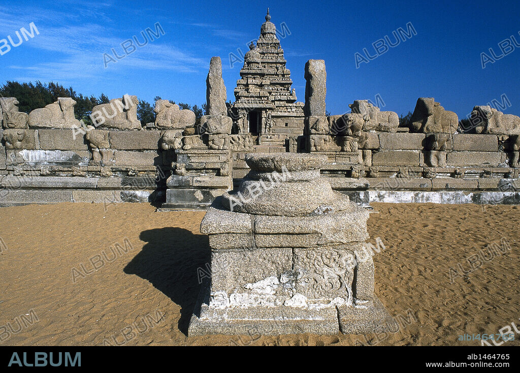 ARTE INDIO. PALLAVA. INDIA. MAHABALIPURAM o MAMALLAPURAM. Ciudad construída por el rey Pallava como puerto de mar para comunicar su imperio con el sureste asiático. TEMPLO DE LA COSTA (finales del s. VII). Representa la fase final del arte Pallava. Exterior.