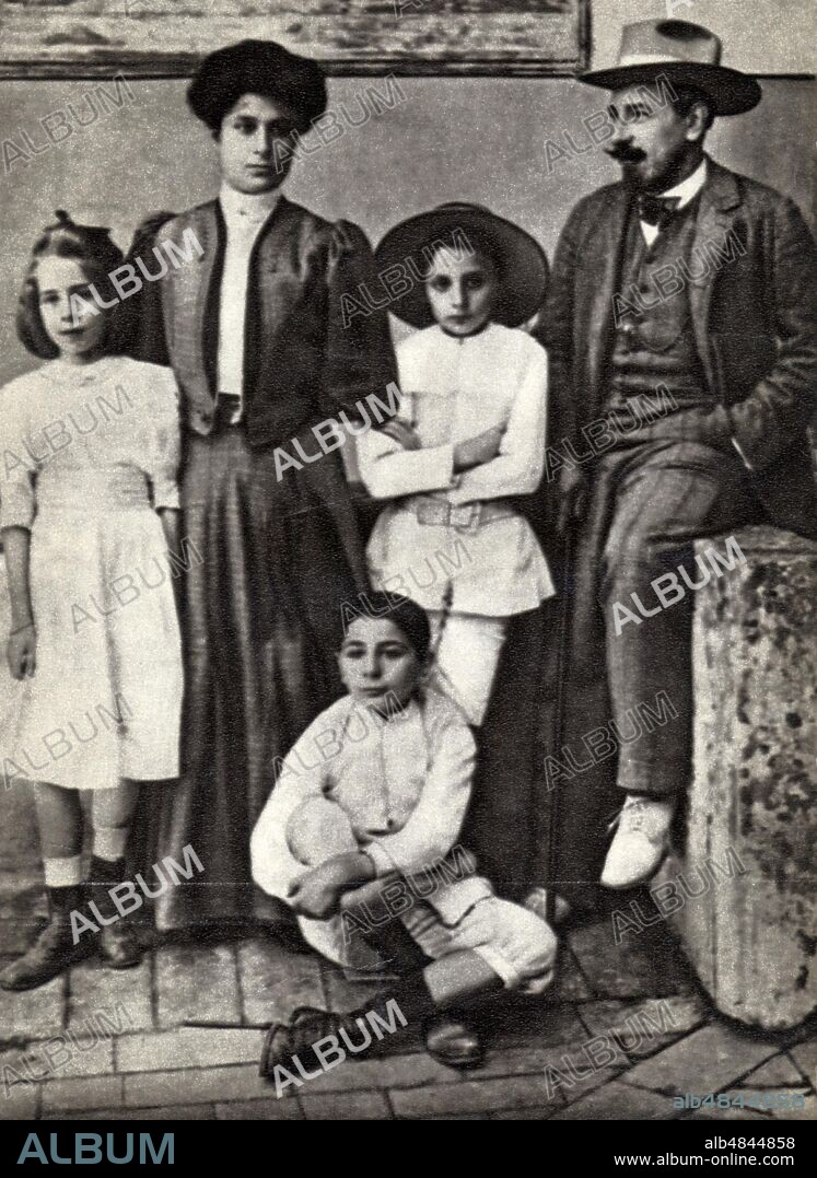 Luigi PIRANDELLO (28 June 1867 - 10 December 1936) Italian playwright, writer and poet, Nobel Prize in Literature in 1934, with his wife Maria Antonietta Portulano (1871 - 1959), sons Stefano (1895-1972), Lietta (Rosalia) , 1897-1971) and Fausto (1899-1975). Family memories, Italy, circa 1906.