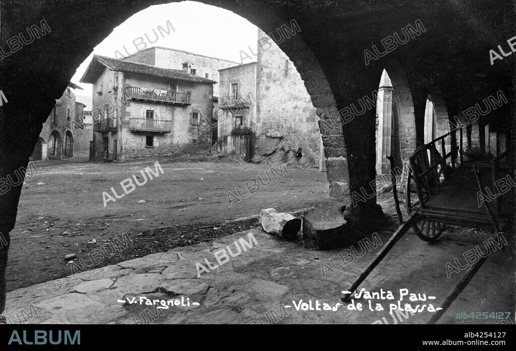 Tarjeta postal, plaza porticada en Santa Pau, comarca de Olot (Girona). Fotografía de Valentí Fargnoli Yannetta (1885-1944). Año 1930.