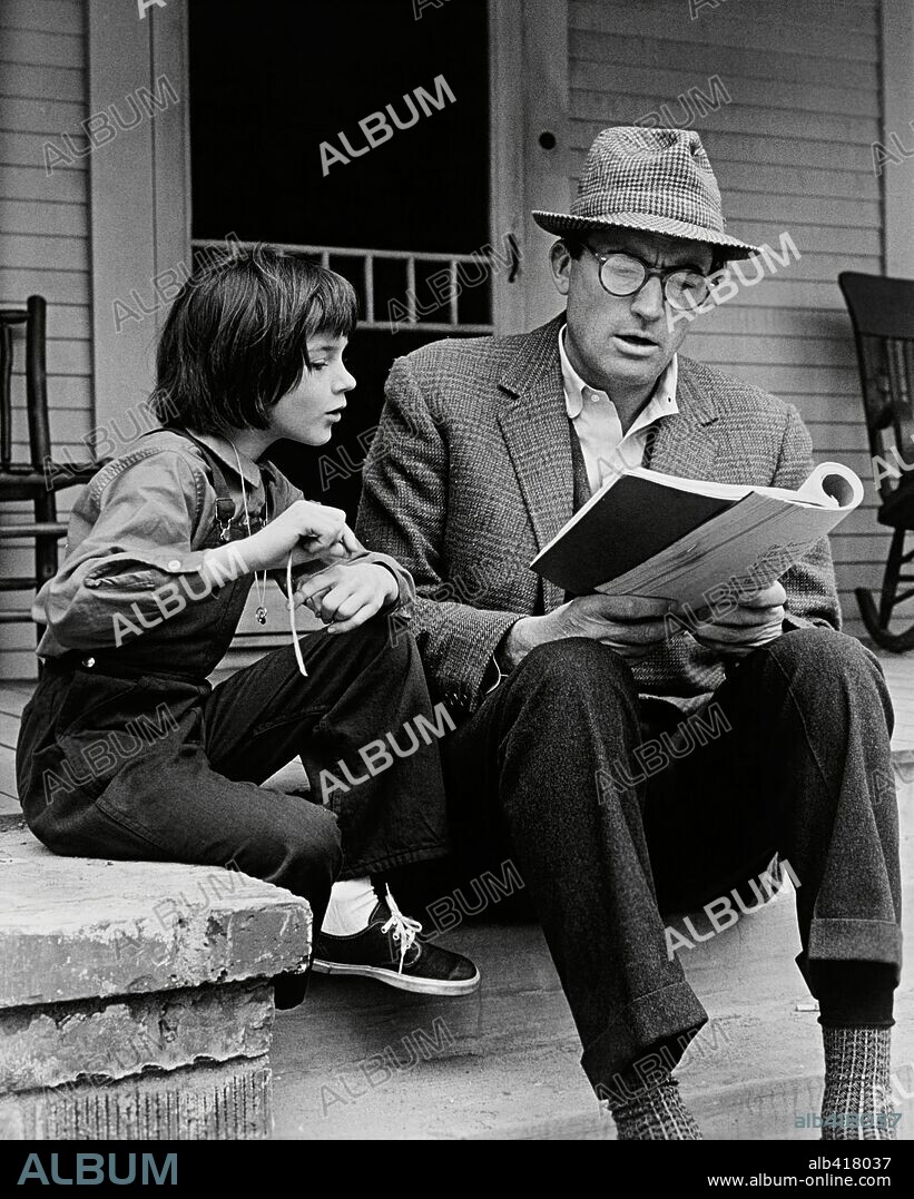 GREGORY PECK und MARY BADHAM in TO KILL A MOCKINGBIRD, 1962, unter der Regie von ROBERT MULLIGAN. Copyright UNIVERSAL PICTURES.