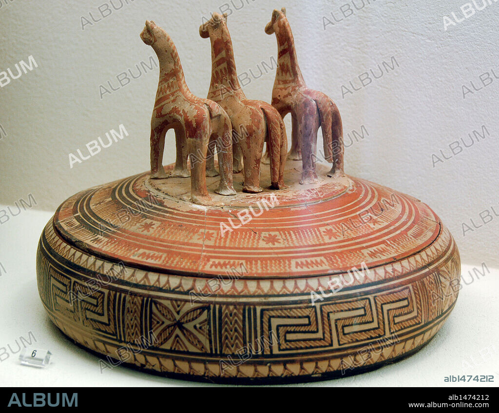 ARTE GRIEGO. PERIODO GEOMETRICO. GRECIA. PYXIS decorado con motivos geométricos y rematado con FIGURAS DE CABALLO en la tapa Museo del Cerámico. Atenas.