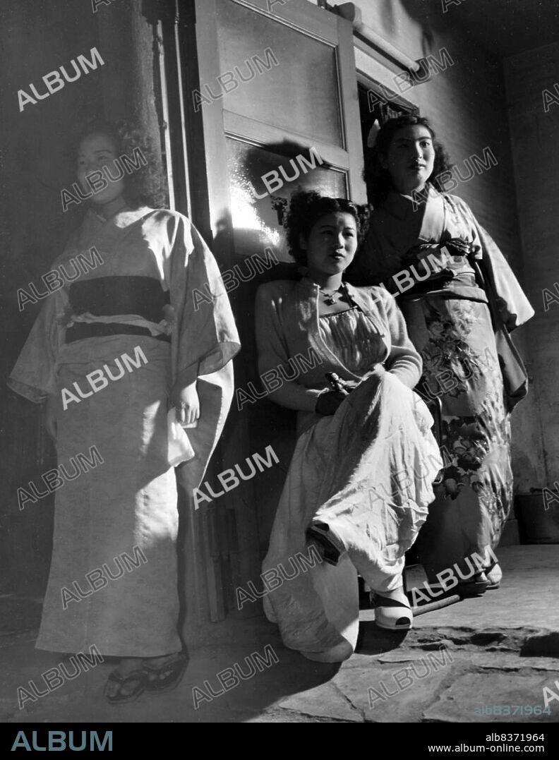 Japan / USA: Japanese prostitutes outside a brothel, c. 1945. During the  American occupation of Japan (1945-1951) thousands of Japanese sex workers  fraternized with Americ - Album alb8371964