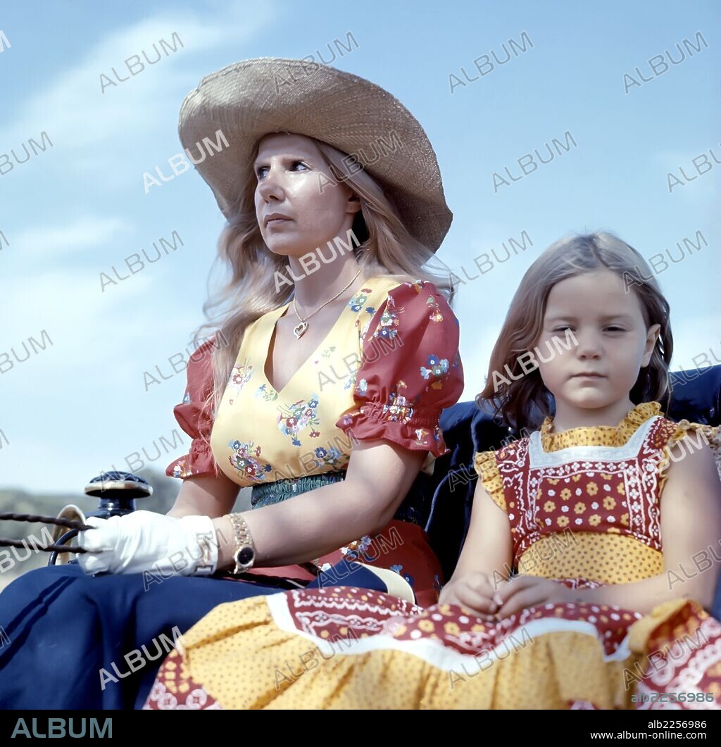 DUQUESA DE ALBA. Cayetana Fitz-James Stuart y Silva. JUNTO A SU HIJA  EUGENIA MARTINEZ DE IRUJO. (1975-1976). - Album alb2256986