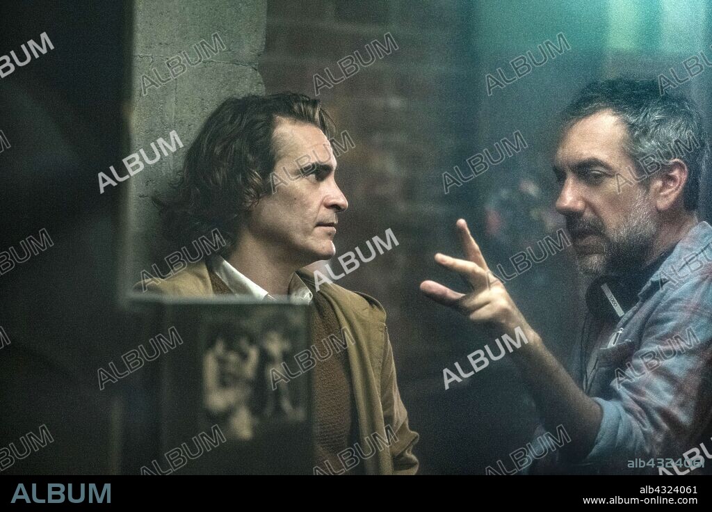 JOAQUIN PHOENIX und TODD PHILLIPS in JOKER, 2019, unter der Regie von TODD PHILLIPS. Copyright DC COMICS/DC ENTERTAINMENT.