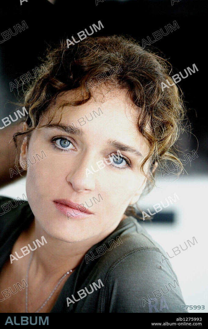 VALERIA GOLINO en GIULIA NON ESCE LA SERA, 2009, dirigida por GIUSEPPE ...