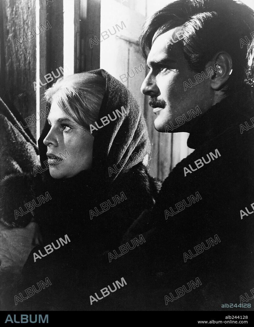 JULIE CHRISTIE and OMAR SHARIF in DOCTOR ZHIVAGO, 1965, directed by DAVID LEAN. Copyright CARLO PONTI/MGM.