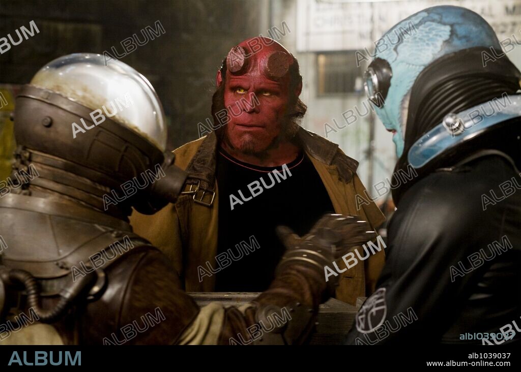 DOUG JONES and RON PERLMAN in HELLBOY II: THE GOLDEN ARMY, 2008, directed by GUILLERMO DEL TORO. Copyright DARK HORSE ENTERTAINMENT/INTERNATIONALE FILMPRODUKTION EAGLE / ENDRENYI, EGON.