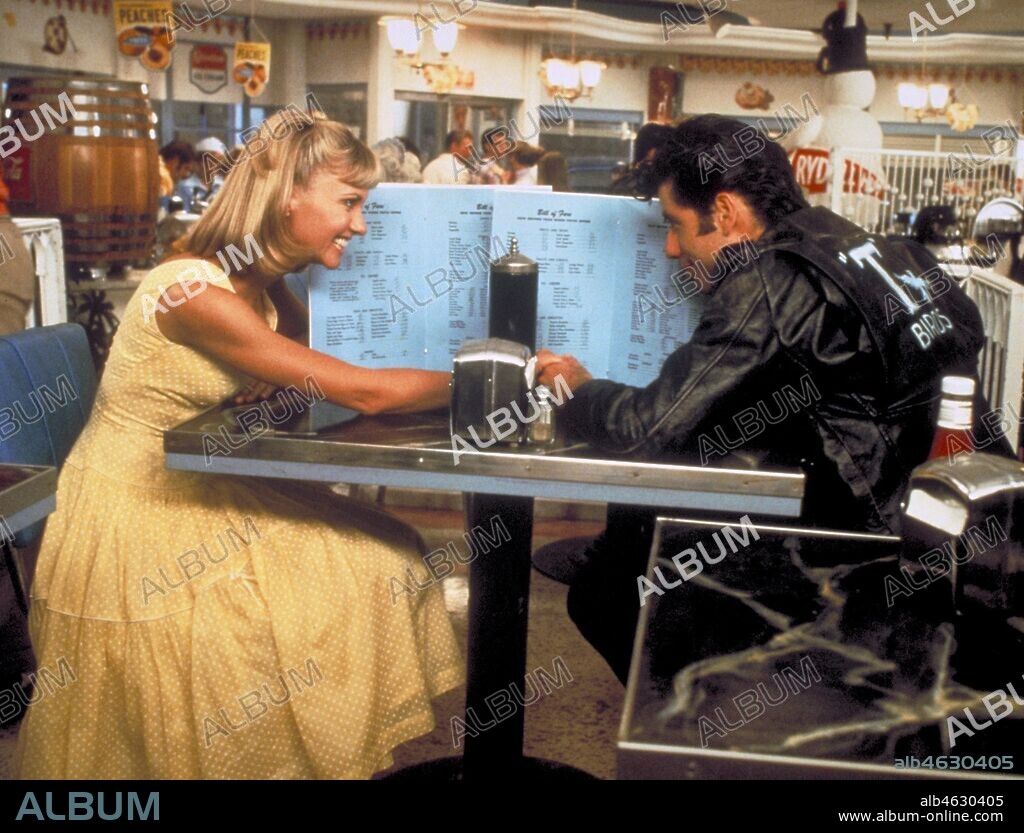 OLIVIA NEWTON JOHN and TRAVOLTA JOHN. JOHN TRAVOLTA and OLIVIA NEWTON-JOHN in GREASE, 1978, directed by RANDAL KLEISER. Copyright PARAMOUNT PICTURES.