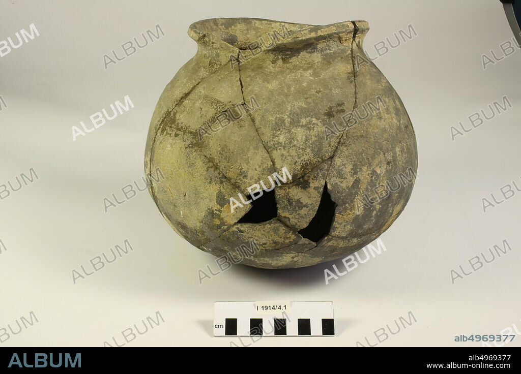 The Netherlands Middle Ages, ball pot, pottery, hand-shaped, h, 24.1 cm, diam, 25 cm, lme, the Netherlands, Limburg, Beesel, Beesel.
