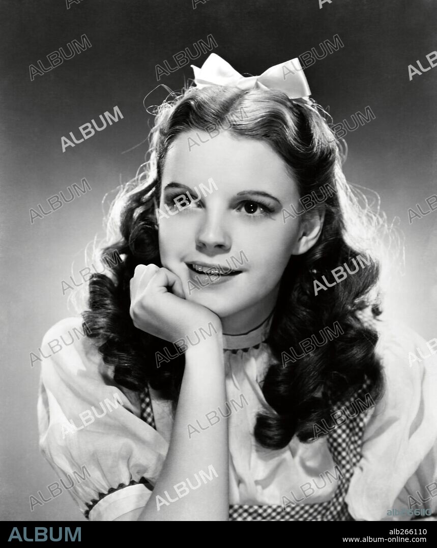 JUDY GARLAND in THE WIZARD OF OZ, 1939, directed by VICTOR FLEMING. Copyright M.G.M.