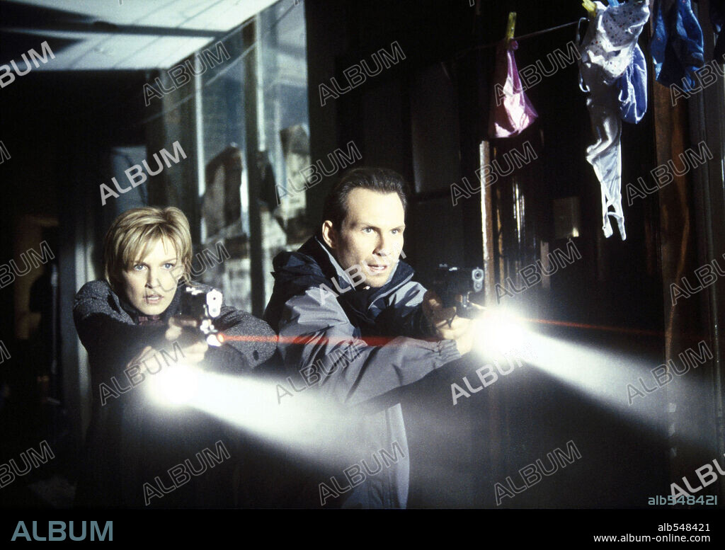 CHRISTIAN SLATER and KATHRYN MORRIS in MINDHUNTERS, 2004, directed by RENNY  HARLIN. Copyright AVENUE PICTURES. - Album alb548421