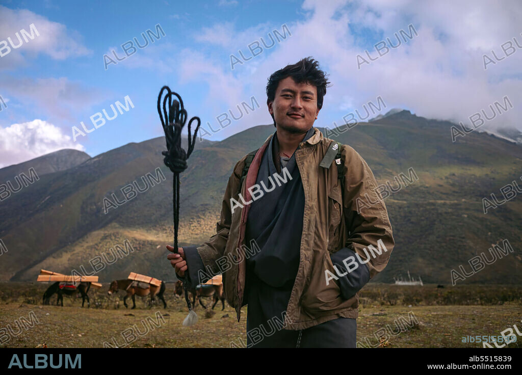 UGYEN NORBU LHENDUP dans L'ÉCOLE DU BOUT DU MONDE, 2019 (LUNANA: A YAK IN THE CLASSROOM), réalisé par PAWO CHOYNING DORJI. Copyright Dangphu Dingphu.