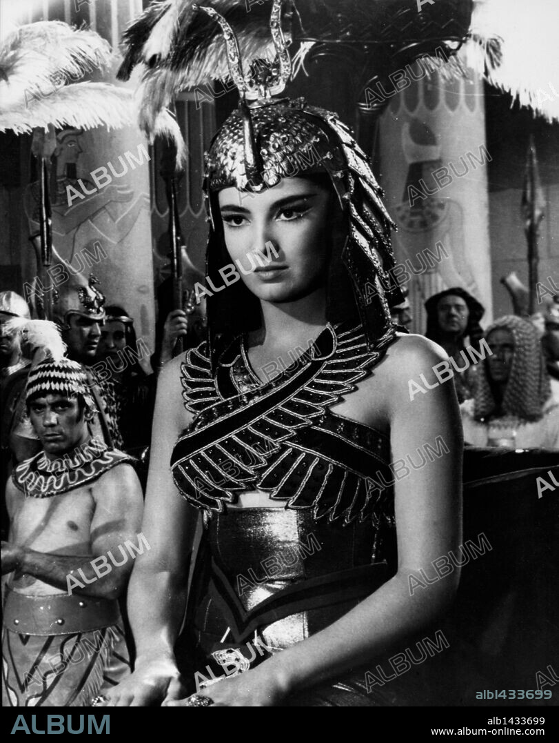 LINDA CRISTAL in LAS LEGIONES DE CLEOPATRA, 1960, directed by VITTORIO COTTAFAVI. Copyright ATENEA FILMS-ESTELA FILMS.