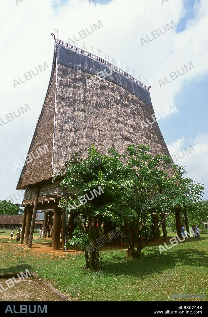 The Bahnar (also spelled Ba Na) are an ethnic group of Vietnam living primarily in the Central Highland provinces of Gia Lai and Kon Tum, as well as the coastal provinces of Bình nh and Phú Yên. They speak the Bahnar language that belongs to the MonKhmer language family.