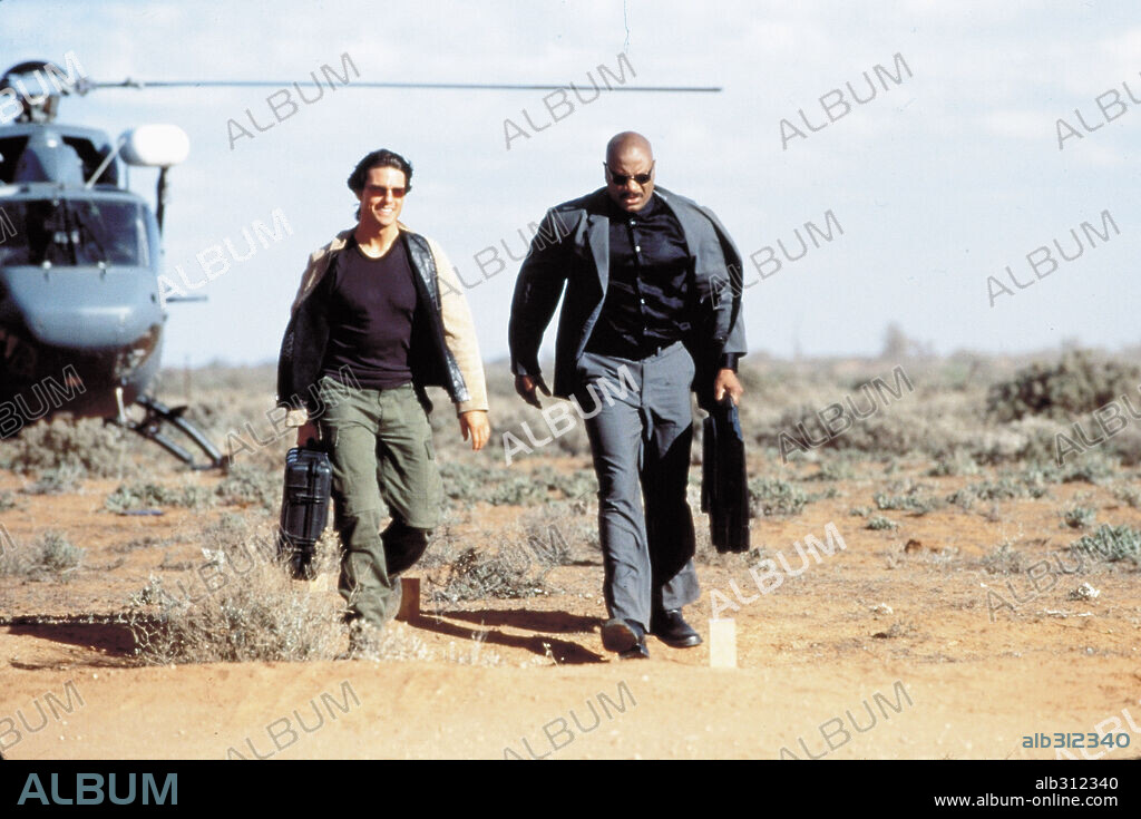 TOM CRUISE and VING RHAMES in MISSION: IMPOSSIBLE II, 2000, directed by JOHN WOO. Copyright PARAMOUNT PICTURES / BOLAND, JASIN.