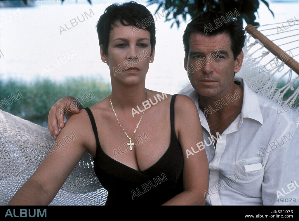 JAMIE LEE CURTIS y PIERCE BROSNAN en EL SASTRE DE PANAMÁ, 2001 (THE TAILOR OF PANAMA), dirigida por JOHN BOORMAN. Copyright COLUMBIA PICTURES / HESSION, JONATHAN.