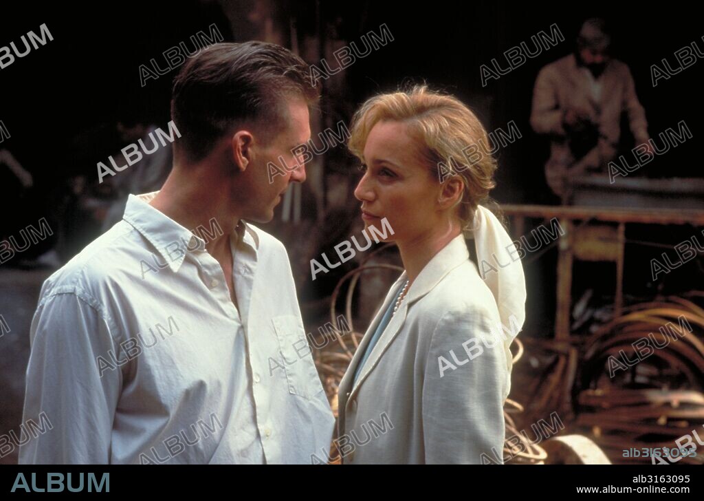 KRISTIN SCOTT THOMAS and RALPH FIENNES in THE ENGLISH PATIENT