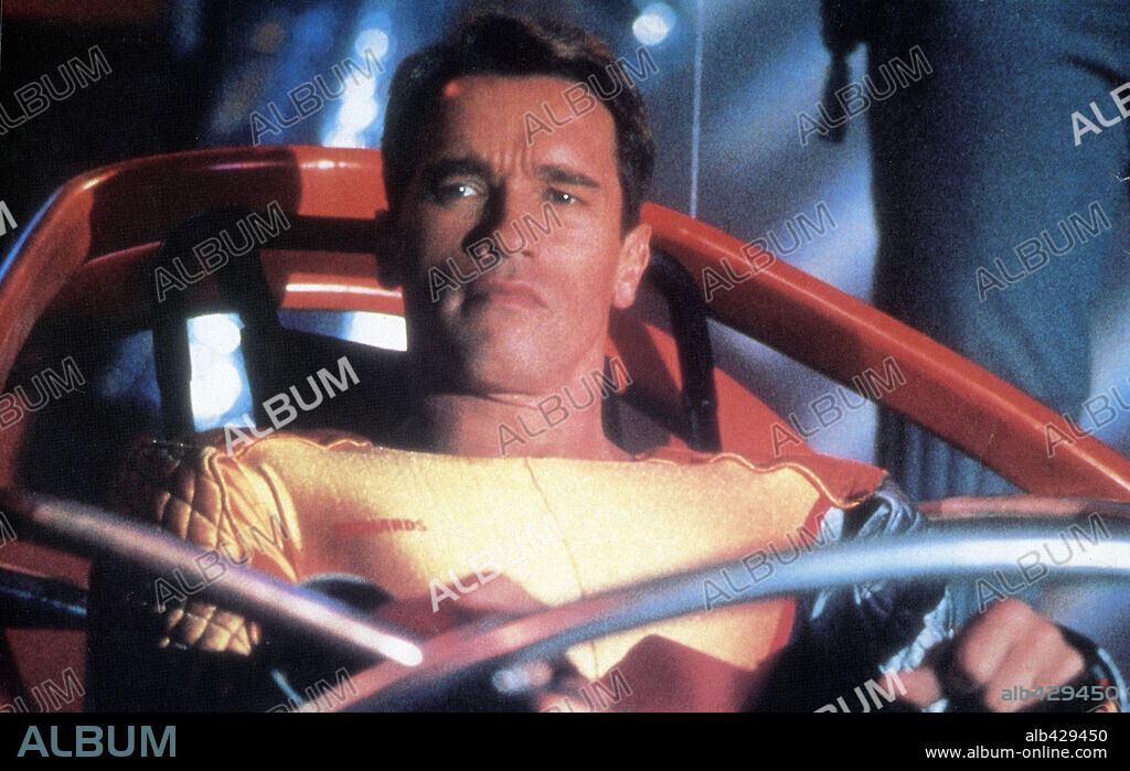 ARNOLD SCHWARZENEGGER in THE RUNNING MAN, 1987, directed by PAUL MICHAEL GLASER. Copyright TRI STAR PICTURES.