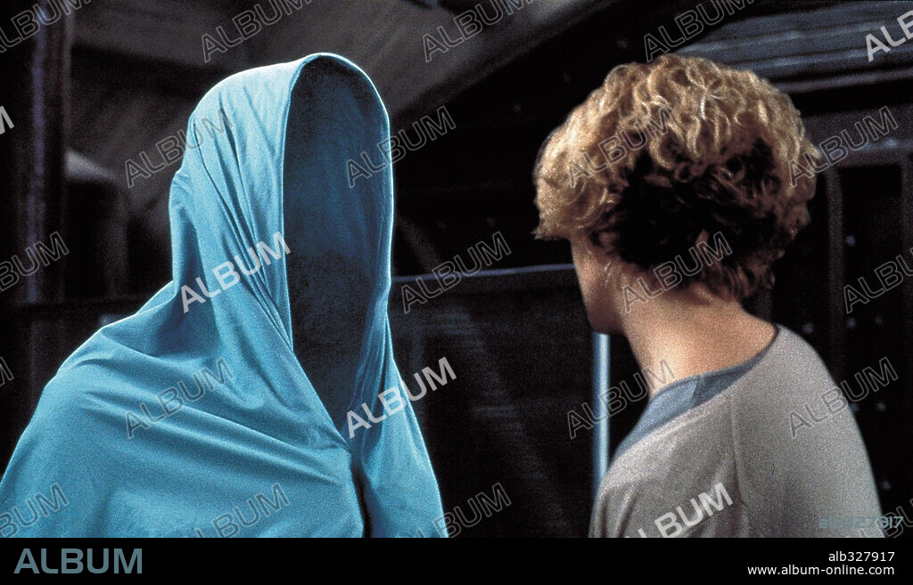 ELISABETH SHUE in HOLLOW MAN, 2000, directed by PAUL VERHOEVEN. Copyright COLUMBIA PICTURES / VAUGHAN, STEPHEN.