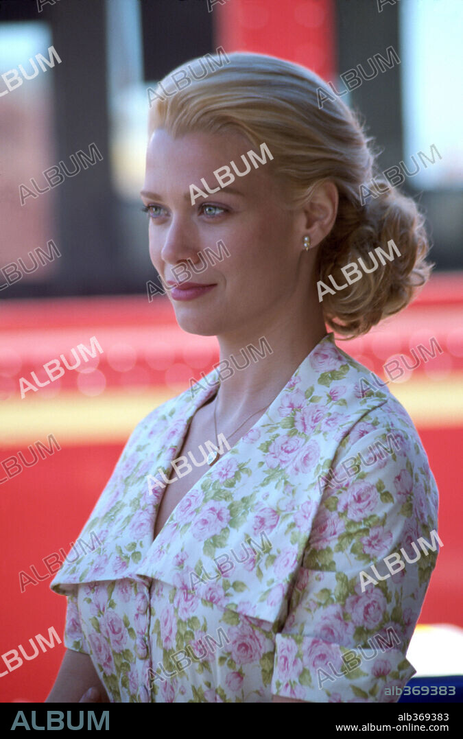 LAURIE HOLDEN in THE MAJESTIC, 2001, directed by FRANK DARABONT. Copyright CASTLE ROCK ENTERTAINMENT/DARKWOODS PRODUCTIONS/NPV ENTERTAI / NELSON, RALPH.