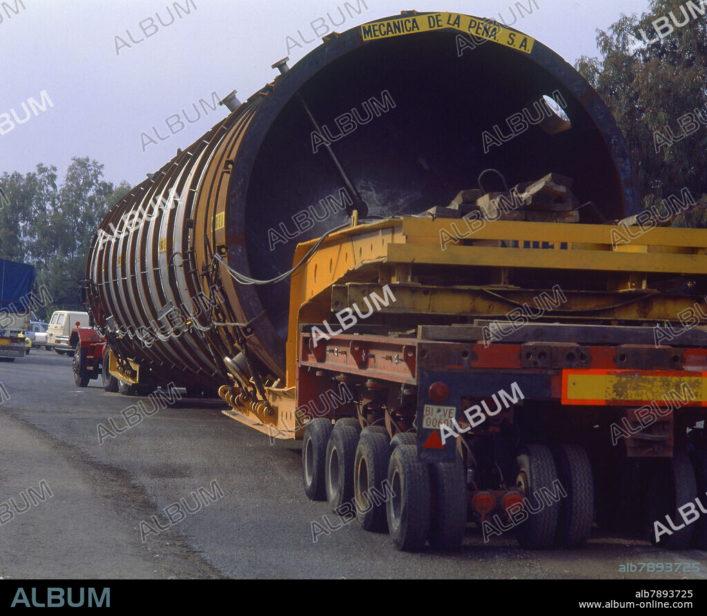 CAMION CISTERNA DE LA EMPRESA MECANICA DE LA PEÑA CON REMOLQUE - PARTE TRASERA.