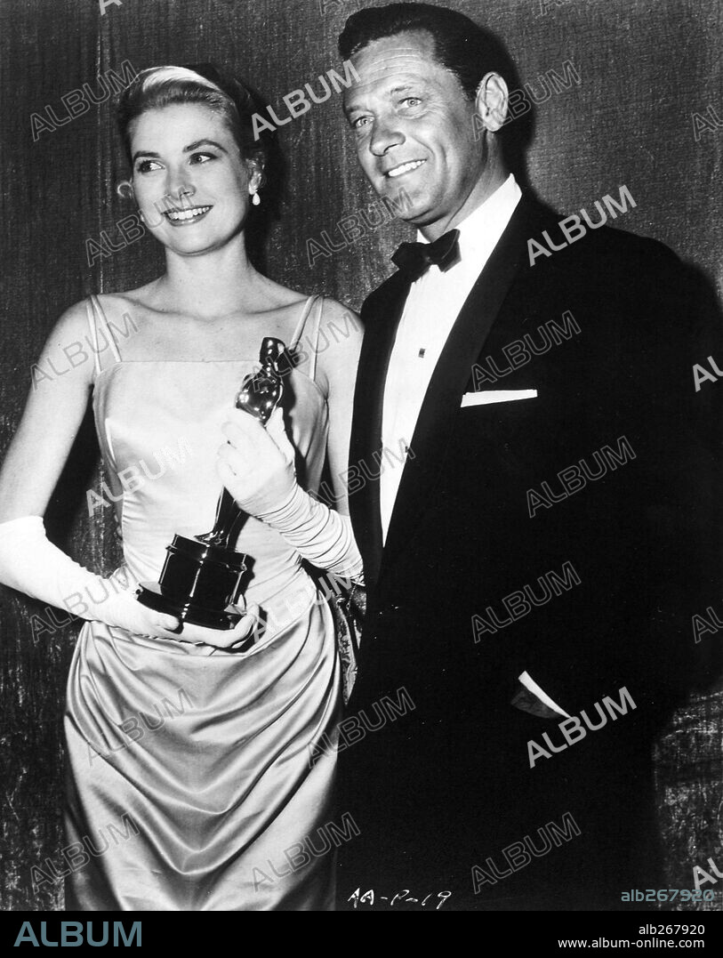 GRACE KELLY y WILLIAM HOLDEN. 27ª Edición de los Premios Oscar / 1955. 
Grace Kelly premiada como mejor actriz por "La angustia de vivir". La acompaña el actor William Holden. 1955