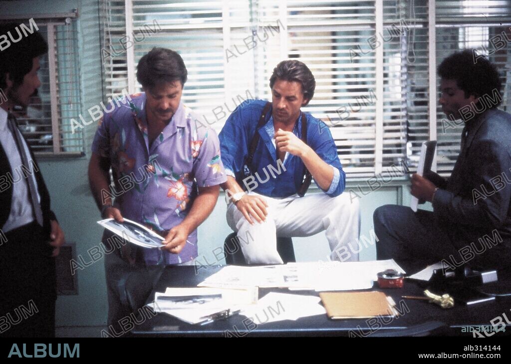 DON JOHNSON y PHILIP MICHAEL THOMAS en CORRUPCIÓN EN MIAMI, 1984 (MIAMI VICE). Copyright UNIVERSAL TV.