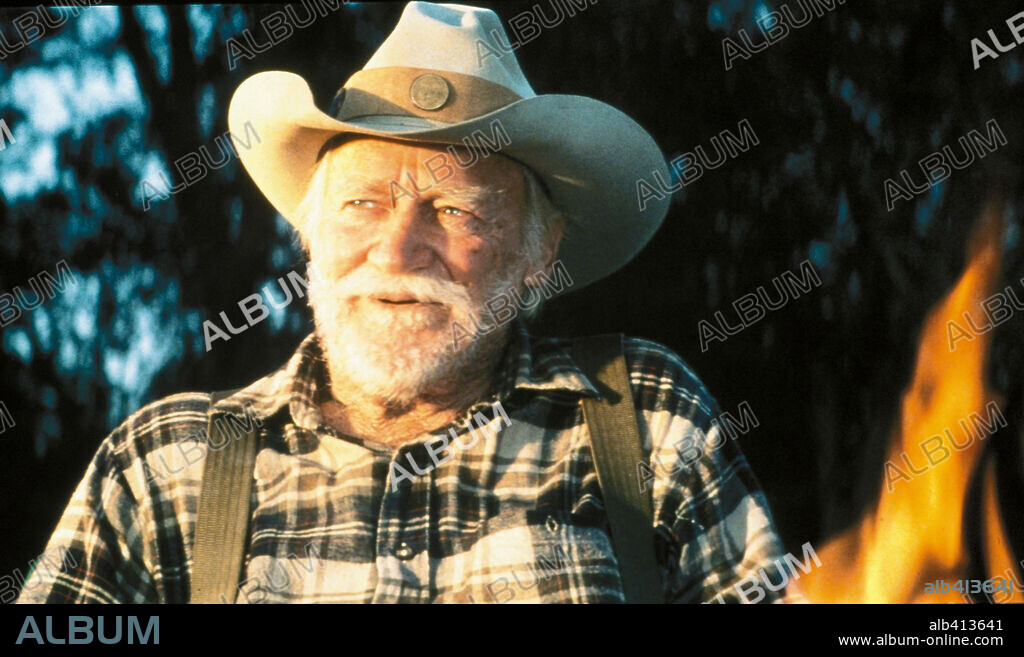 RICHARD FARNSWORTH in THE STRAIGHT STORY, 1999, directed by DAVID LYNCH. Copyright LE STUDIO CANAL +(U.S).