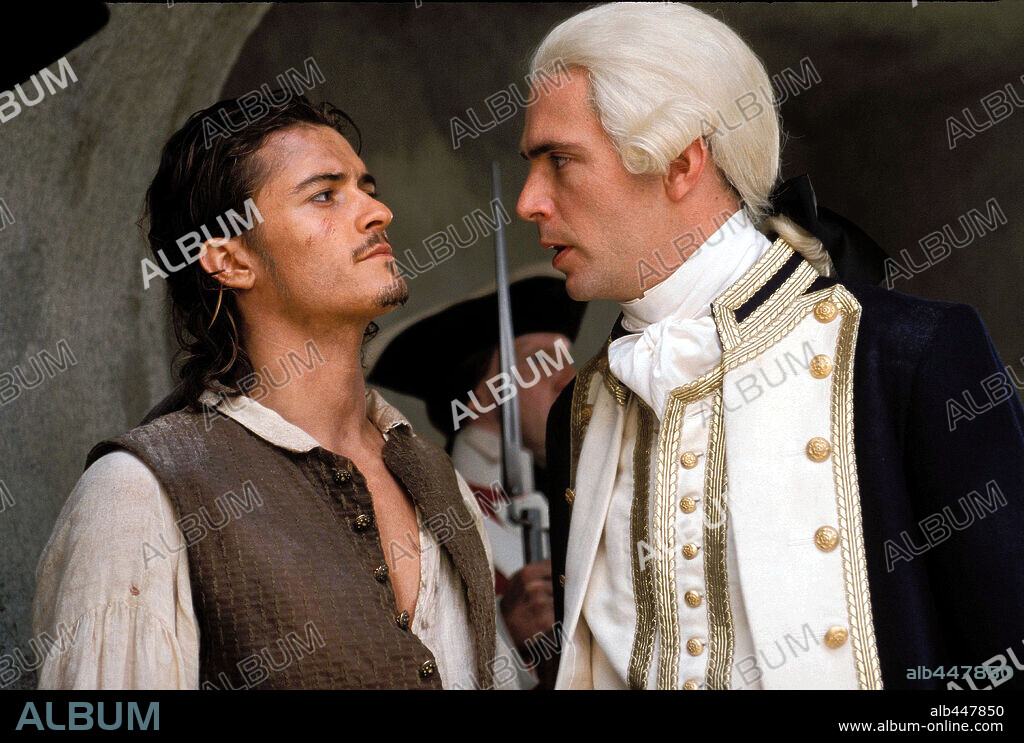 JACK DAVENPORT and ORLANDO BLOOM in PIRATES OF THE CARIBBEAN: THE CURSE OF THE BLACK PEARL, 2003, directed by GORE VERBINSKI. Copyright TOUCHSTONE PICTURES.