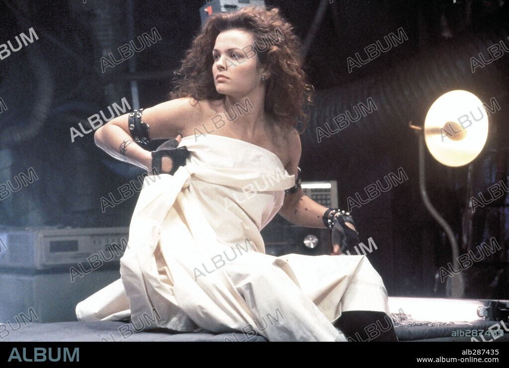 DINA MEYER in JOHNNY MNEMONIC, 1995, directed by ROBERT LONGO. Copyright COLUMBIA TRI STAR / SEIDA, TAKASHI.