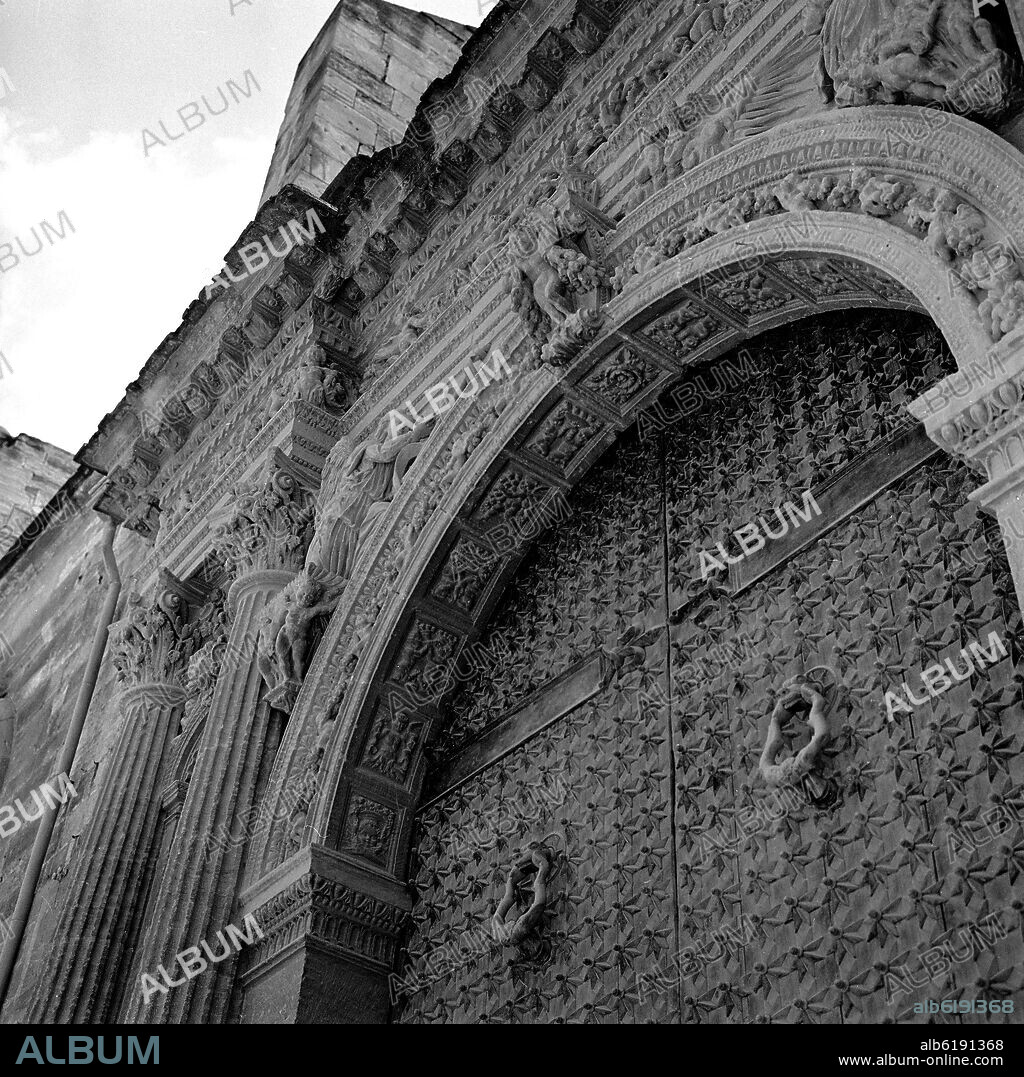 JUAN ANGLES O JUAN INGLES (S XVI) ARQUITECTO. PUERTA DE LA ANUNCIACION TERMINADA EN 1588 - ESTILO PLATERESCO - FOTOGRAFIA EN BLANCO Y NEGRO - AÑOS 60.