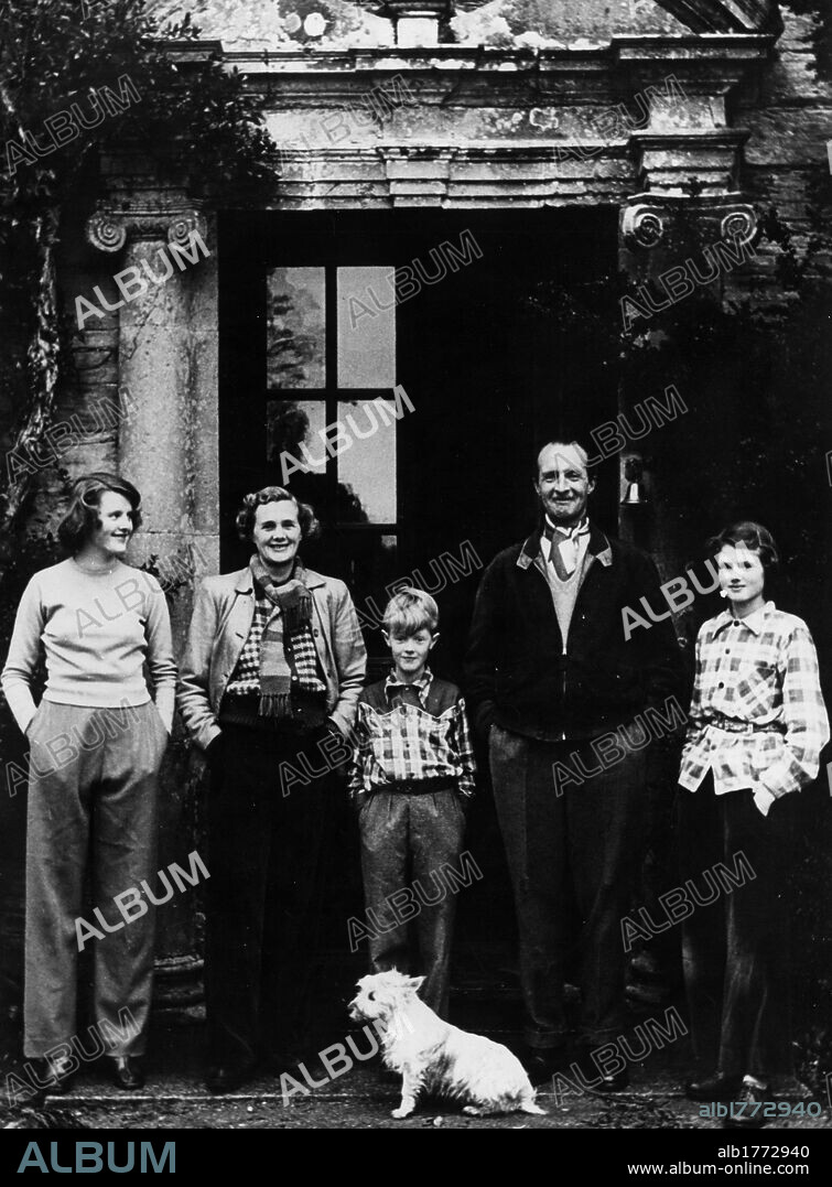 The Browning family in front of home. The English writer Daphne du Maurier posing with her husband Frederick Arthur Montague Browning, British general, and their three children Tessa, Kits and Flavia. 1951.