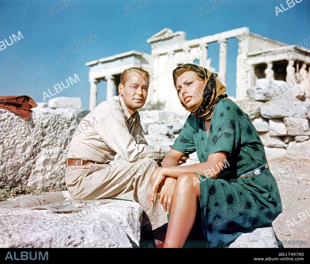 ALAN LADD and LOREN SOPHIA / LOREN SOFIA 1934/. ALAN LADD and SOPHIA LOREN in BOY ON A DOLPHIN, 1957, directed by JEAN NEGULESCO. Copyright 20TH CENTURY FOX.