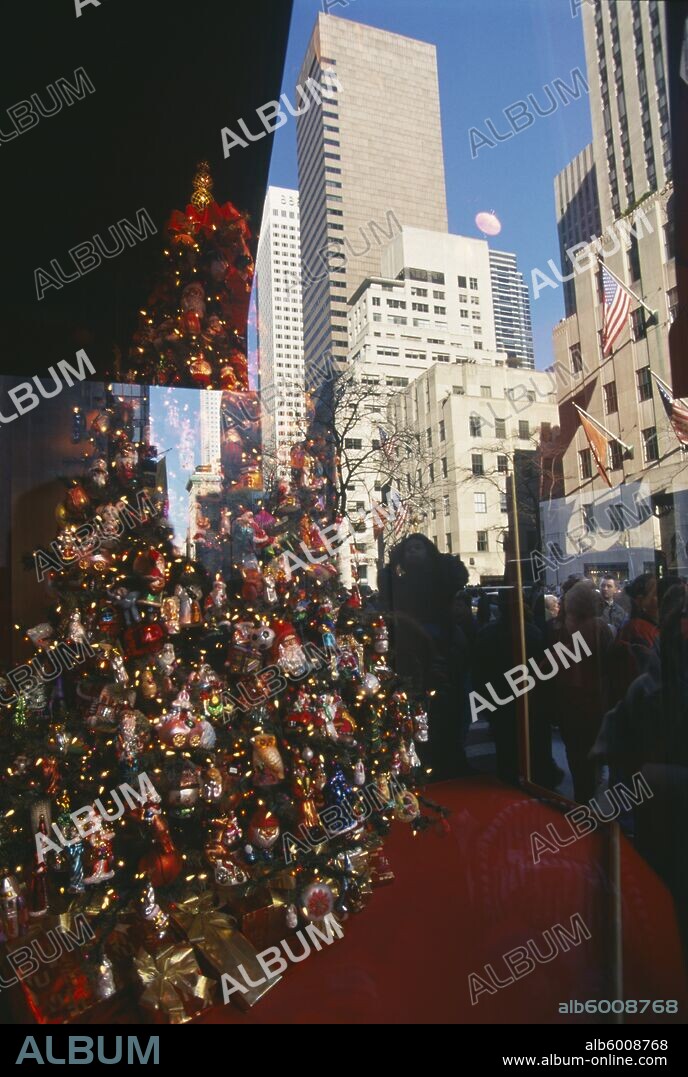 New York, USA,16 Dec 2020. A very tall Christmas tree decoration covers the Louis  Vuitton luxury store in an unusually quiet Manhattan's Fifth Avenue Stock  Photo - Alamy