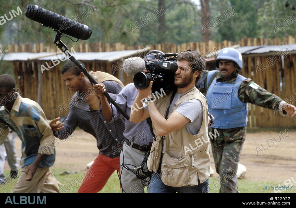 JOAQUIN PHOENIX in HÔTEL RWANDA, 2004, directed by TERRY GEORGE. Copyright UNITED ARTISTS / CONNOR, FRANK.