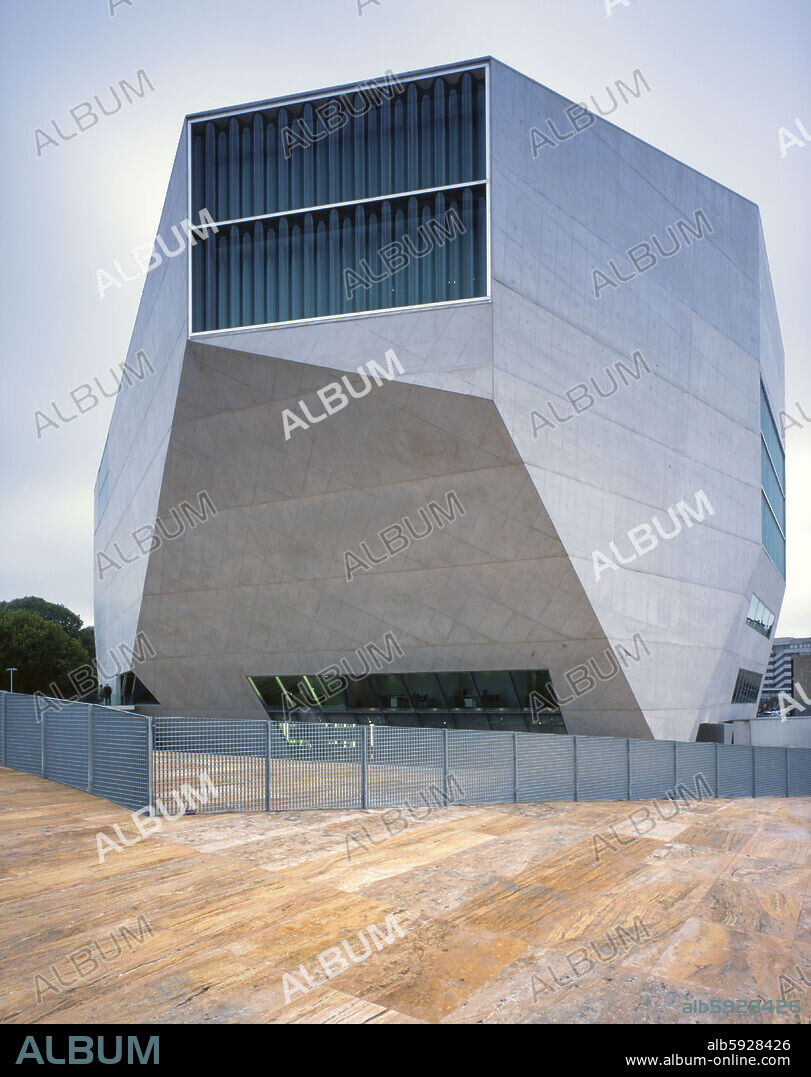 REM KOOLHAAS. CASA DE MUSICA Vertical view of the rear of the Building.