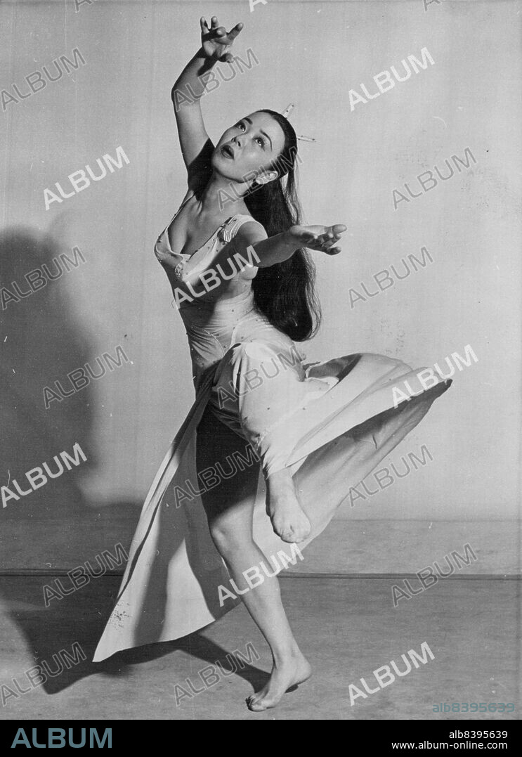 Argentina film star Tilda Thamar in London from Paris to make her first film in England. Known in America as the "Atomic Bombshell", she is a fluent linguist, speaking five languages. Before going into films she was a teacher of painting and design in Buenos Aires. March 25, 1954. (Photo by Daily Mirror).