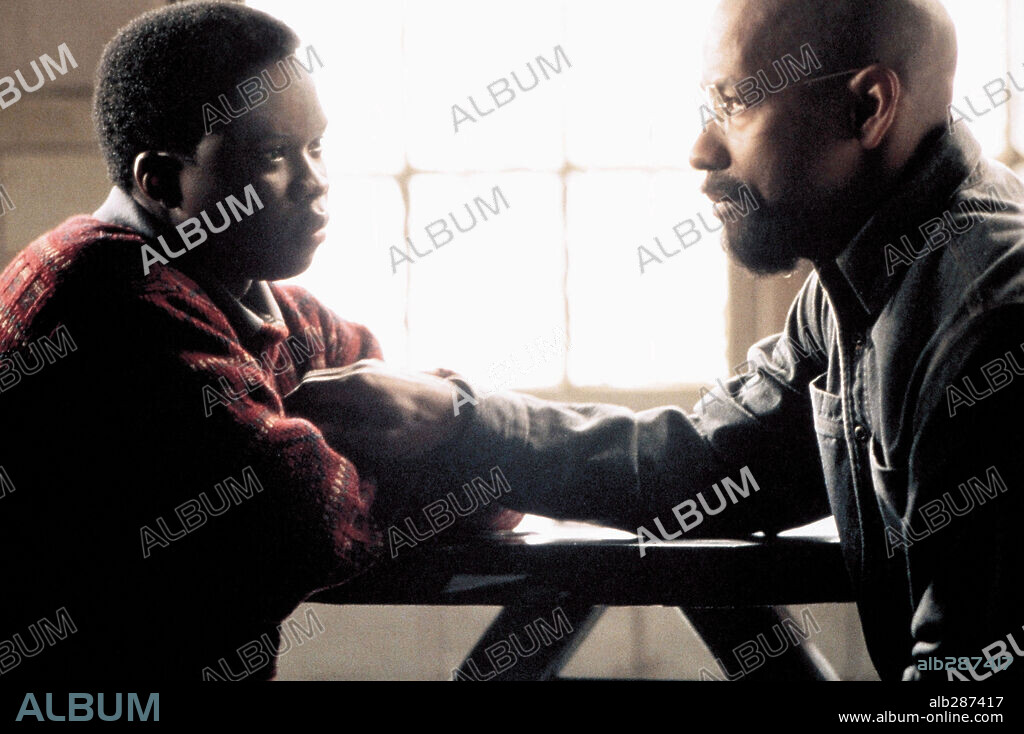 DENZEL WASHINGTON and VICELLOUS REON SHANNON in THE HURRICANE, 1999, directed by NORMAN JEWISON. Copyright UNIVERSAL PICTURES.